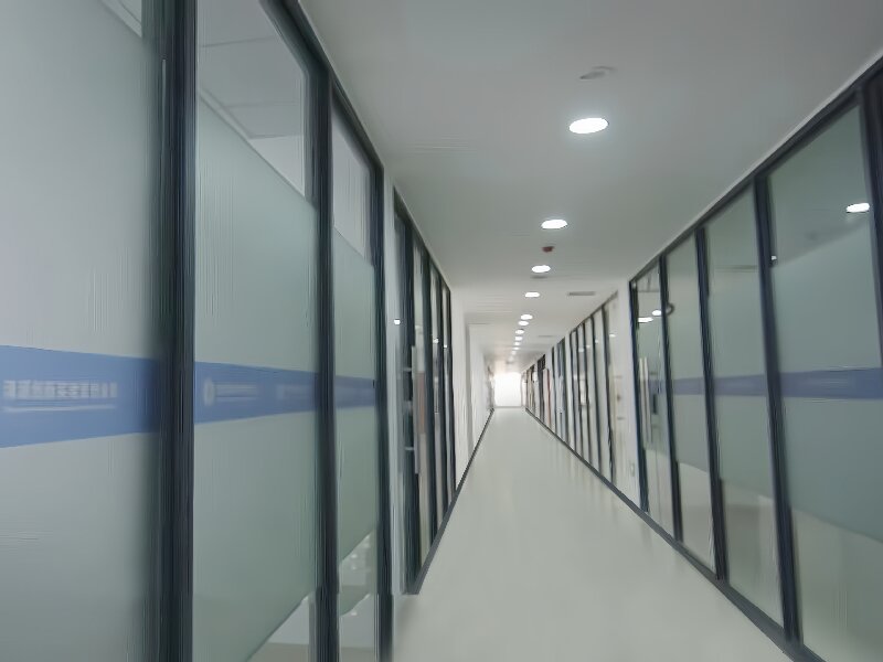 大巨龍商用塑膠地板：筑牢清源創(chuàng)新實(shí)驗(yàn)室的科研地面基石