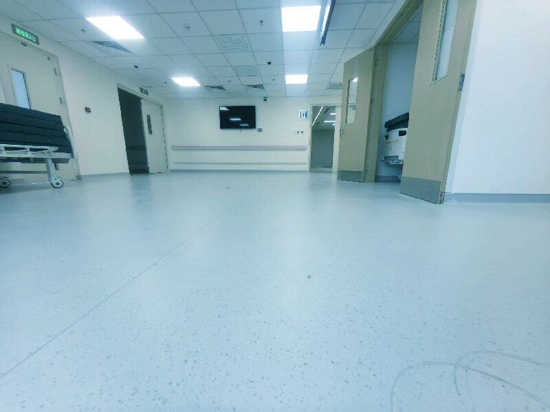 新建醫(yī)院用同質(zhì)透心，老院改造選密實復合——PVC地板選型的技術邏輯