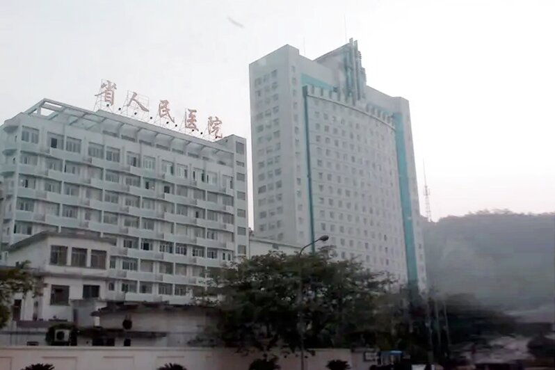 貴州省人民醫(yī)院選用大巨龍醫(yī)用 PVC 地板 三甲醫(yī)院同質(zhì)透心地板標(biāo)桿工程